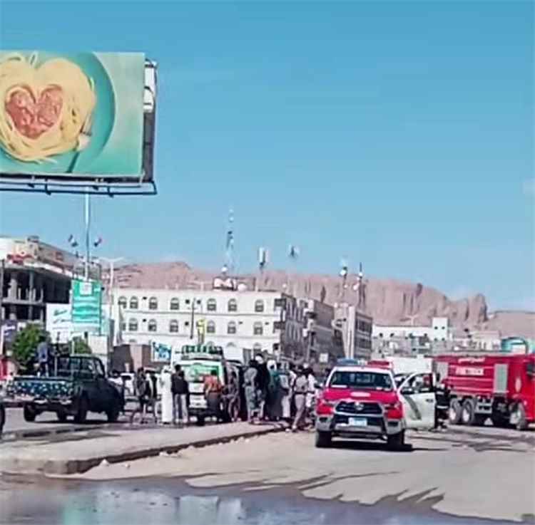 حريق يلتهم باص بسبب انفجار منظومة غاز بشبوة