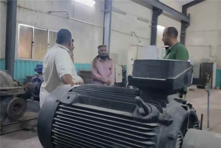 مدير مؤسسة المياه بعدن يتفقد محطات ضخ المياه والصرف الصحي بالبريقة