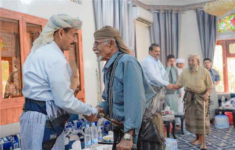 المحافظ بن الوزير يشيد بمواقف الوفاء والتلاحم التي يجسدها أبناء شبوة