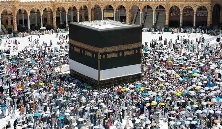 حجاج بيت الله الحرام يؤدون طواف الوداع