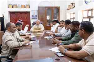 محافظ أرخبيل سقطرى يناقش جهود دعم وتطوير قطاع الكهرباء