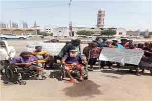 أبين .. جمعية المعاقين حركيأ بخنفر تنظم وقفة احتجاجية  وتطالب بحقوقها في الإغاثة