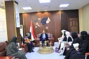 وزير الصناعة يؤكد التزام الحكومة بتمكين المرأة اقتصادياً وتعزيز الشراكة مع القطاع الخاص