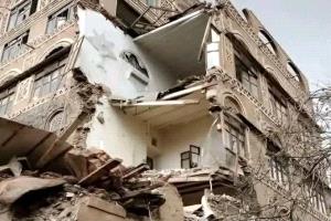 انهيار منزل بصنعاء القديمة يُصيب مواطنًا ويُعيد التحذير من خطر تهالك المباني التاريخية