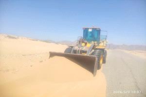 الفرق الفنية لمؤسسة الطرق بشبوة تواصل إزاحة الرمال لطريق بيحان – عتق