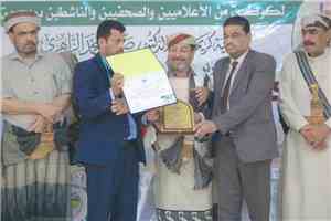 بيحان تحتفي بـ "أمير الكلمة".. تكريم الصحفي زَبين عطية ومنحه لقب "سفير الخير"