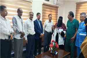 مدير مستشفى 22 مايو الجراحي بعدن يكرم الممرضة غصون أحمد بلقب الموظف المميز لشهر أبريل