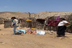ذو النورين وبن شعيله يقدمان مساعدات غذائية للمعمرين من كبار سن في قرى نائية بأبين