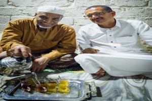 رجب مُخلص.. صاحب "عدة الشاهي" بالزواجات والمناسبات: فكرته أصبحت مصدر دخل للشباب
