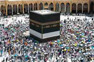 حجاج بيت الله الحرام يؤدون طواف الوداع