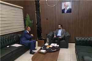 وزير الخدمة المدنية يناقش أوضاع أعضاء هيئة التدريس بجامعة صنعاء النازحين إلى المناطق المحررة