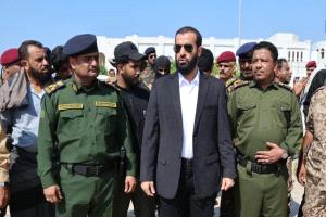 محافظ أبين يتفقد النقاط الأمنية ويشدد على رفع الجاهزية وإزالة نقاط الجبايات