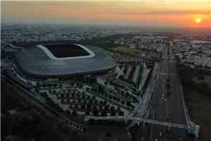 تركيب العشب في ملعب نهائي كأس العالم 2026