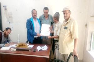 المدير العام الشاعري ومكتب الخدمة المدنية بالمديرية يكرمون مدير مكتب الضرائب بشهادة تقديرية