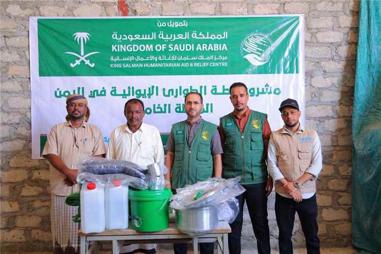 مركز الملك سلمان للإغاثة يدشن توزيع مساعدات إيوائية طارئة للنازحين بمحافظة المهرة