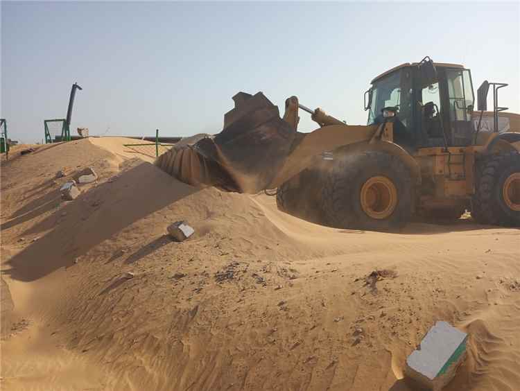 شركة «بالحاف» تُزيل الكثبان الرملية عن منظومة الطاقة الشمسية لمشروع مياه «بئر علي» بشبوة