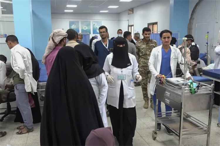 مسعفو اليمن... صراع مع الموت لإنقاذ المرضى والمصابين