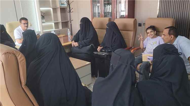 مدير البريقة يلتقي بمؤسسة الحق في الحياة ويؤكد بتوفير عدد من المتطلبات لتوسيع الخدمات لأطفال الشلل الدماغي