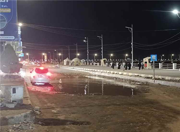 تعثر صيانة طريق "خط المحافظ" بعدن.. والمجاري تعطل المشروع وتهدد بإهدار المال العام