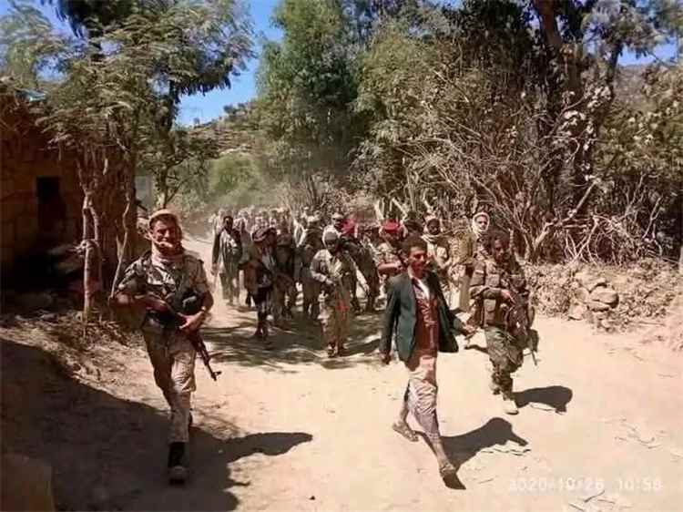 استسلام جماعي لعشرات الحوثيين في جبهة الأقروض بتعز