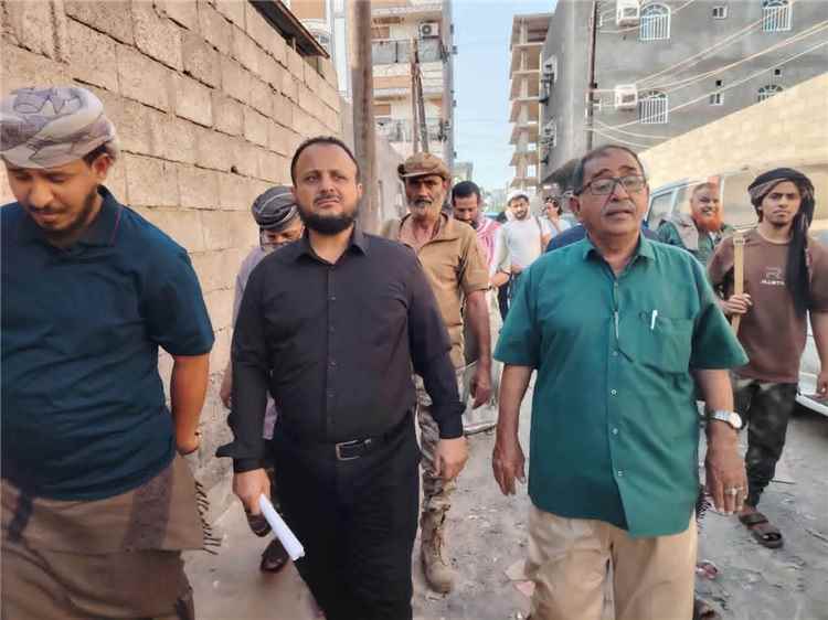 استجابة لشكاوى أهالي حي ريمي.. اليزيدي ينزل ميدانيًا ويوجه بمعالجة الصرف الصحي ورصف خط صابر
