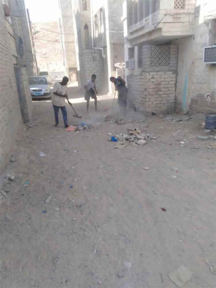 مشروع نظافة مديرية مدينة المكلا ينفذ حملة نظافة في حارة مسجد بلال بمنطقة الغليلة