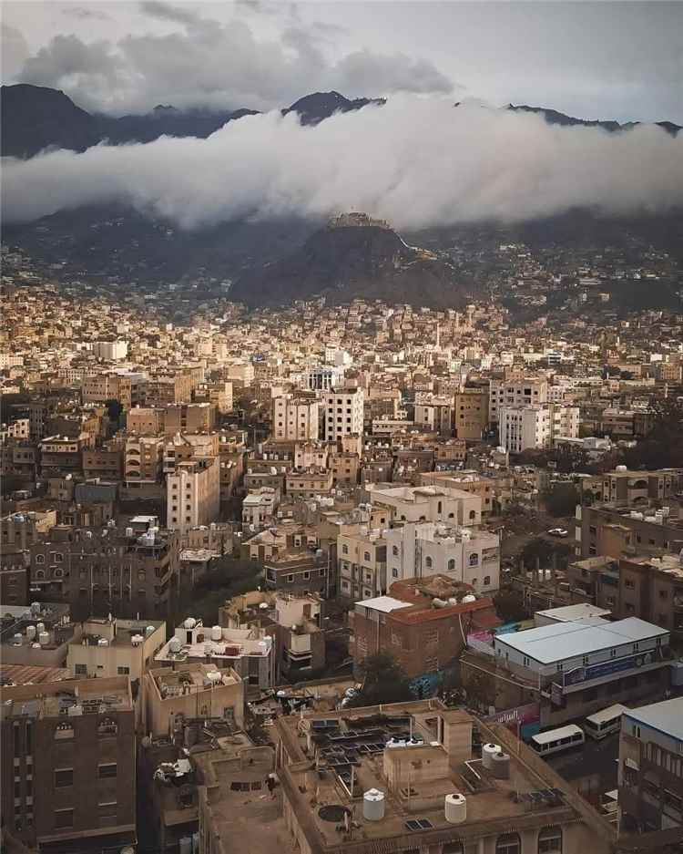 “تعزُّ المجد”.. جواد النابهي يكتب قصيدة عن مدينةٍ تصنع من الصمود ذاكرةً ومن الألم حكاية