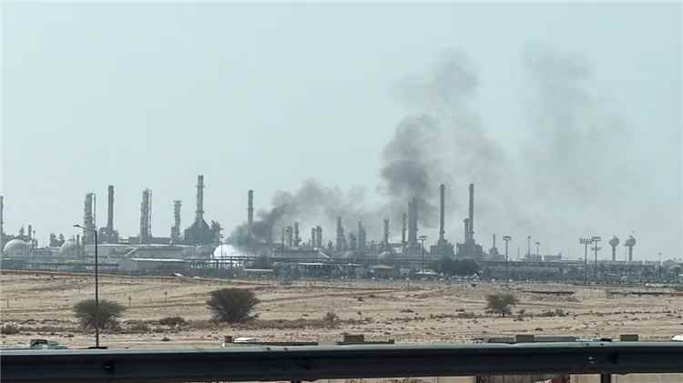 رويترز : دخان ونيران بالقرب من منشأة لأرامكو في الرياض