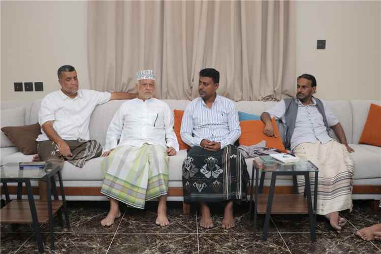 مدير عام الشحر يبحث مع مبادرة القادة المتطوعين تعزيز العمل التطوعي وخدمة المجتمع