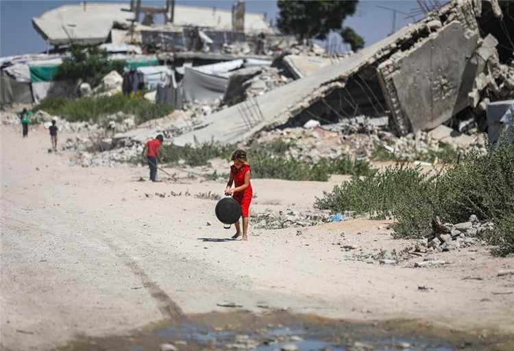 أنجلينا جولي تشارك صورا لدمار غزة وتتساءل عما حدث للعائلات التي قتلت وكيف يعيش الناجون؟!