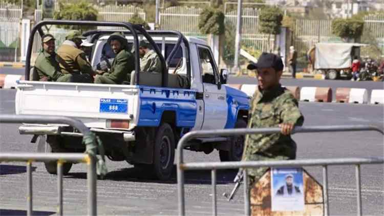 الشرق الأوسط: اعتقالات حوثية تطال سكاناً في صنعاء بسبب منشورات عن معارك تعز