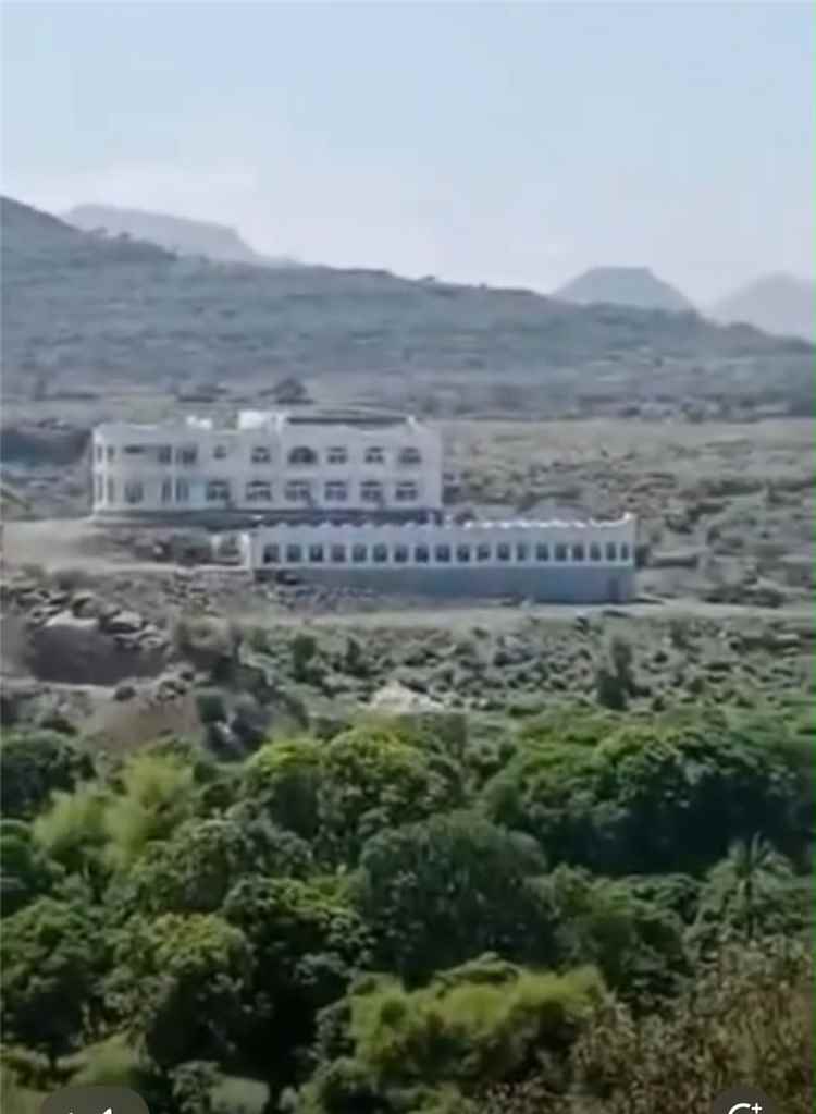 عاجل | ميليشيا الحوثي تسيطر على منزل رئيس مجلس النواب سلطان البركاني في تعز