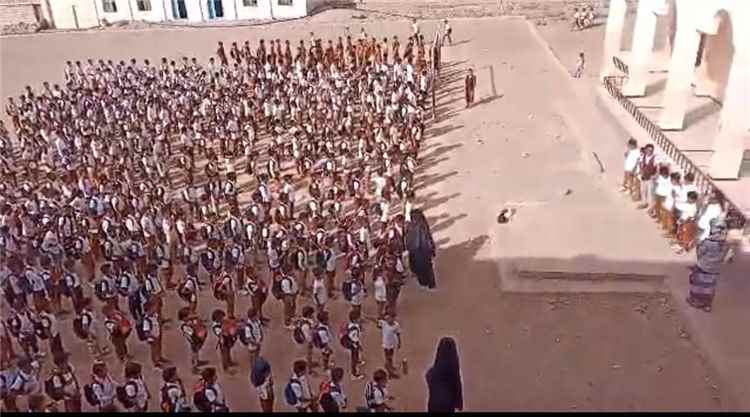 مدير تربية المسيمير يشهد الطابور الصباحي بمدرسة عباس ويشيد بانضباط الطلاب