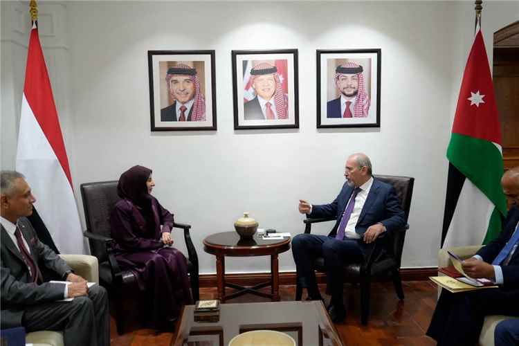 وزيرة الخارجية تبحث مع نظيرها الأردني العلاقات الثنائية وتطورات الأوضاع في اليمن والمنطقة