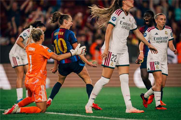 سيدات برشلونة يحسمن كلاسيكو الدوري الاسباني باكتساح ريال مدريد