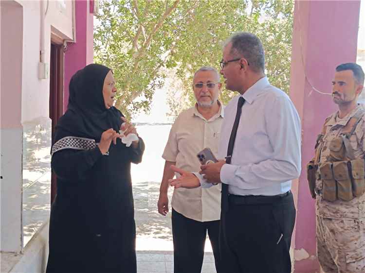مدير عام المعلا يتفقد مركز محو الأمية وروضة الغد ويطلع على احتياجاتها وموقع إعادة بناء مبنى الروضة