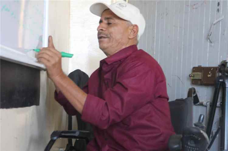 في يوم المعلم العالمي... هكذا يعيش معلمو اليمن تحت القصف وصمت الجوع