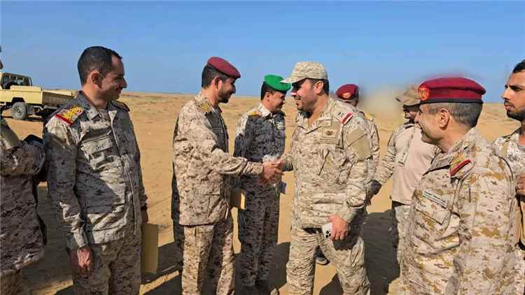 قائد قوة جازان يزور المنطقة العسكرية الخامسة ويطلع على سير العمليات في جبهات القتال