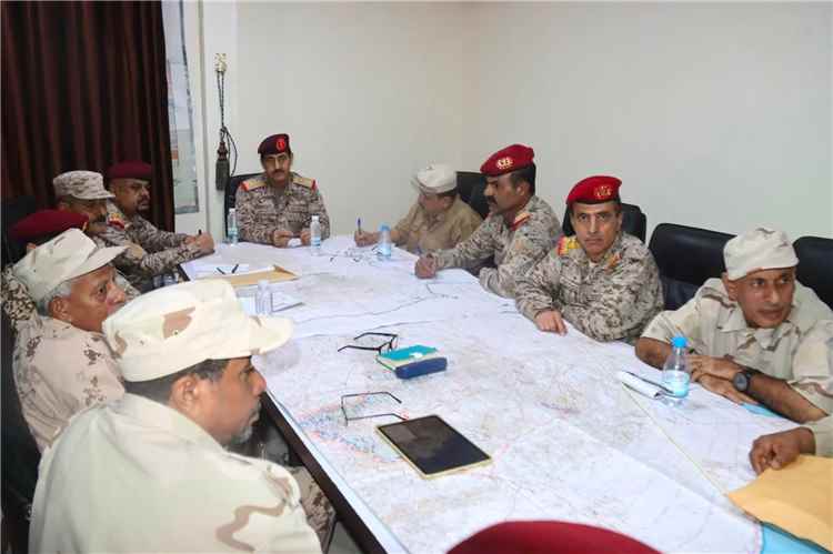 وزير الدفاع يشيد بانتصارات القوات المسلحة في عملية "فجر اليمن"