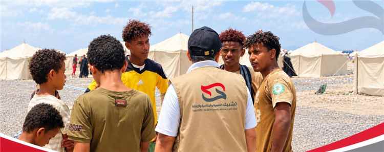 مؤسسة تشبيك تتفقد أوضاع النازحين في مخيم الفردوس بعدن
