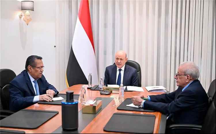 رئيس مجلس القيادة يؤكد أن المعركة تتطلب جبهة سياسية وشعبية وإعلامية متماسكة