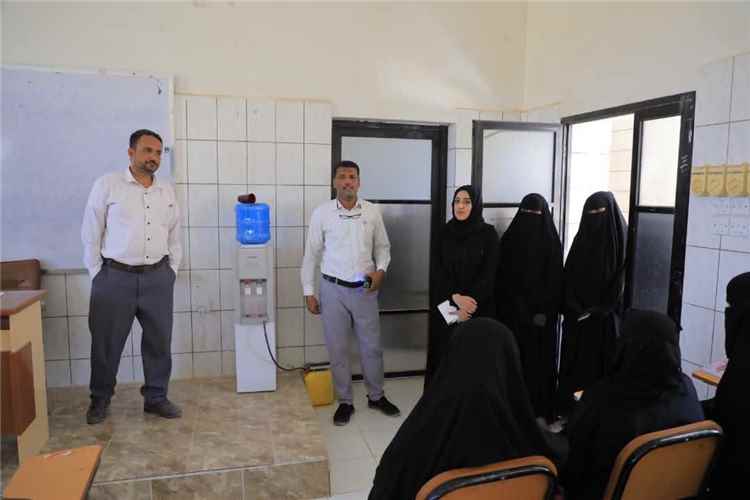 وكيلة حضرموت لشؤون المرأة تتفقد العملية التعليمية وتبحث احتياجات الطالبات في القطن