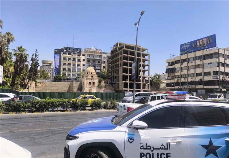 مداهمات وتصعيد في الصنمين .. نساء الحي في مواجهة القوى الأمنية