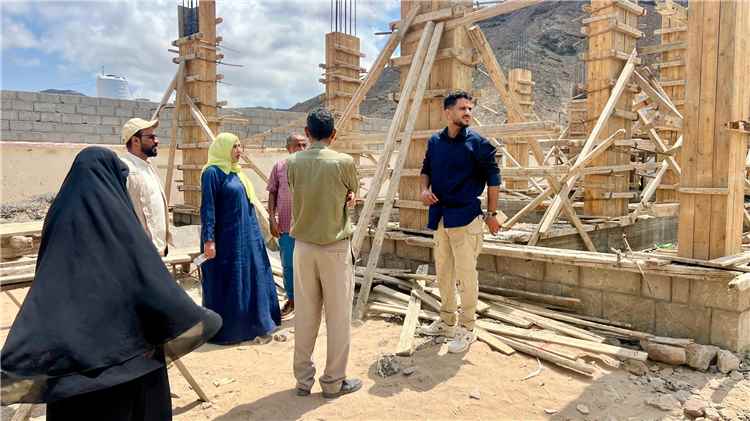 مديرة تربية عدن تتفقد أعمال بناء وتأهيل مدرسة فقم