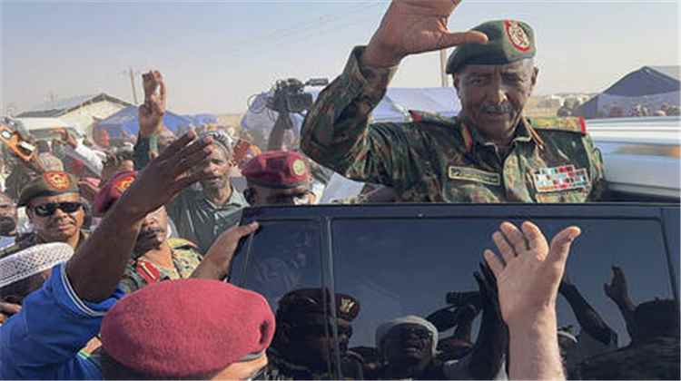 البرهان يحدد من يملك قرار الحرب والسلام والتفاوض في السودان