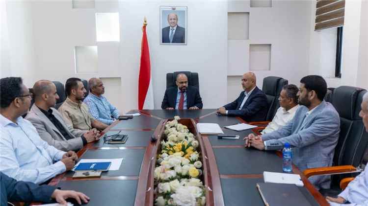 وزير الاتصالات يعقد اجتماعاً موسعاً بقيادات الوزارة ويؤكد أهمية توفير اتصالات آمنة لإسناد «فجر اليمن»