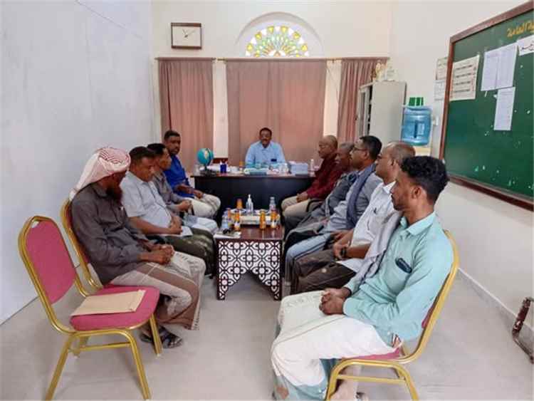 مدير عام تريم يشكل لجنة لتسليم موقع مشروع منظومة الطاقة الشمسية بمدرسة أم المؤمنين عائشة للبنات