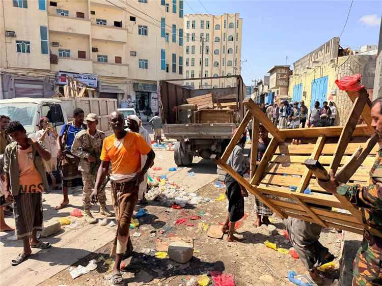 قوات درع الوطن تشارك في حملة إزالة العشوائيات بالغيضة