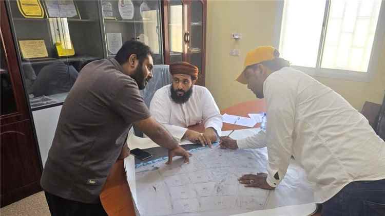 مدير عام حصوين يطّلع على مسارات الشوارع المستهدفة بمشروع سفلتة مدخل مركز المديرية