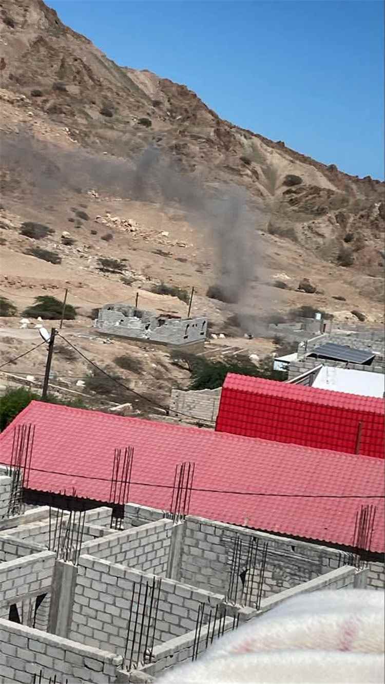 غارة جوية تستهدف سيارة شرق المكلا